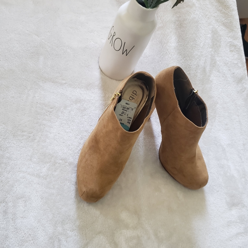Diba Taupe booties with zipper on side size 9.5